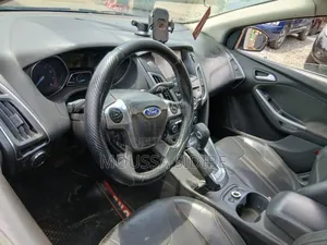 Ford Focus S Sedan FWD (2.0L 4cyl 5M) 2012 Rouge