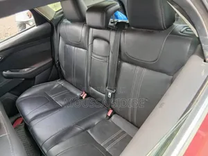 Ford Focus S Sedan FWD (2.0L 4cyl 5M) 2012 Rouge
