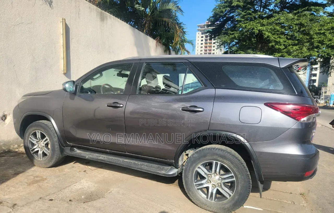 Toyota Fortuner 2020 Gris