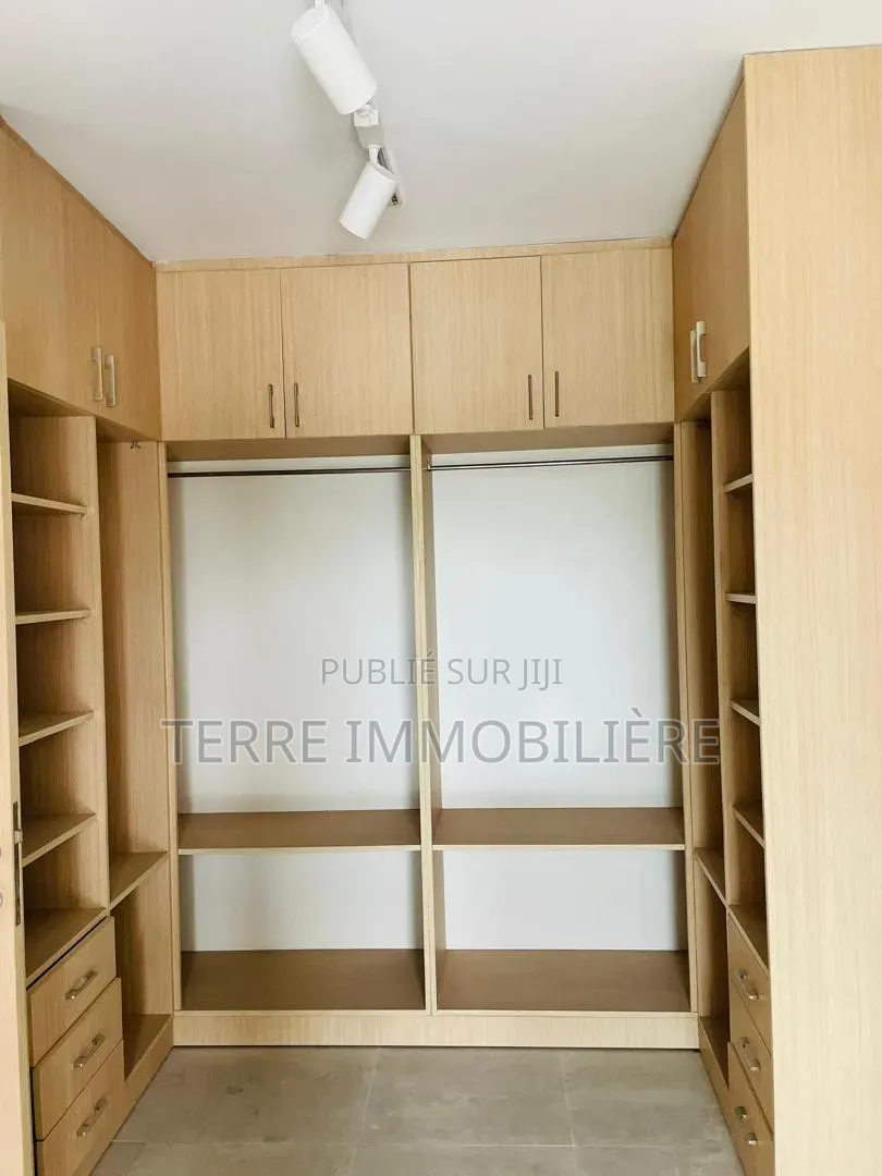 4chbre Duplex dans La Terre Immobilière, Cocody à Louer