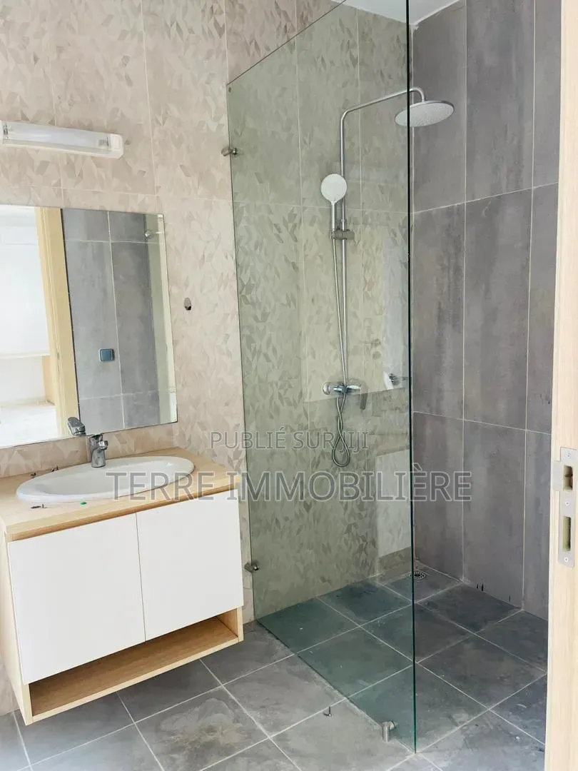 4chbre Duplex dans La Terre Immobilière, Cocody à Louer