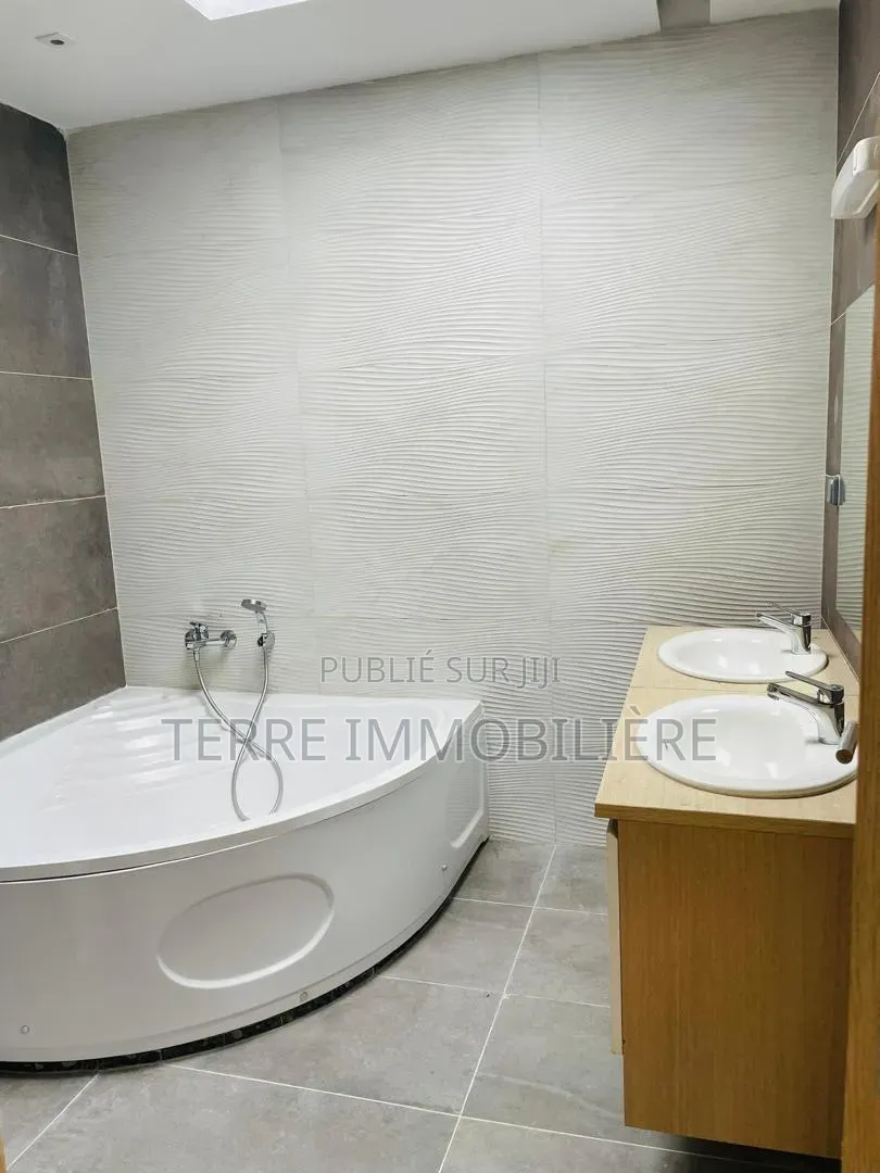 4chbre Duplex dans La Terre Immobilière, Cocody à Louer