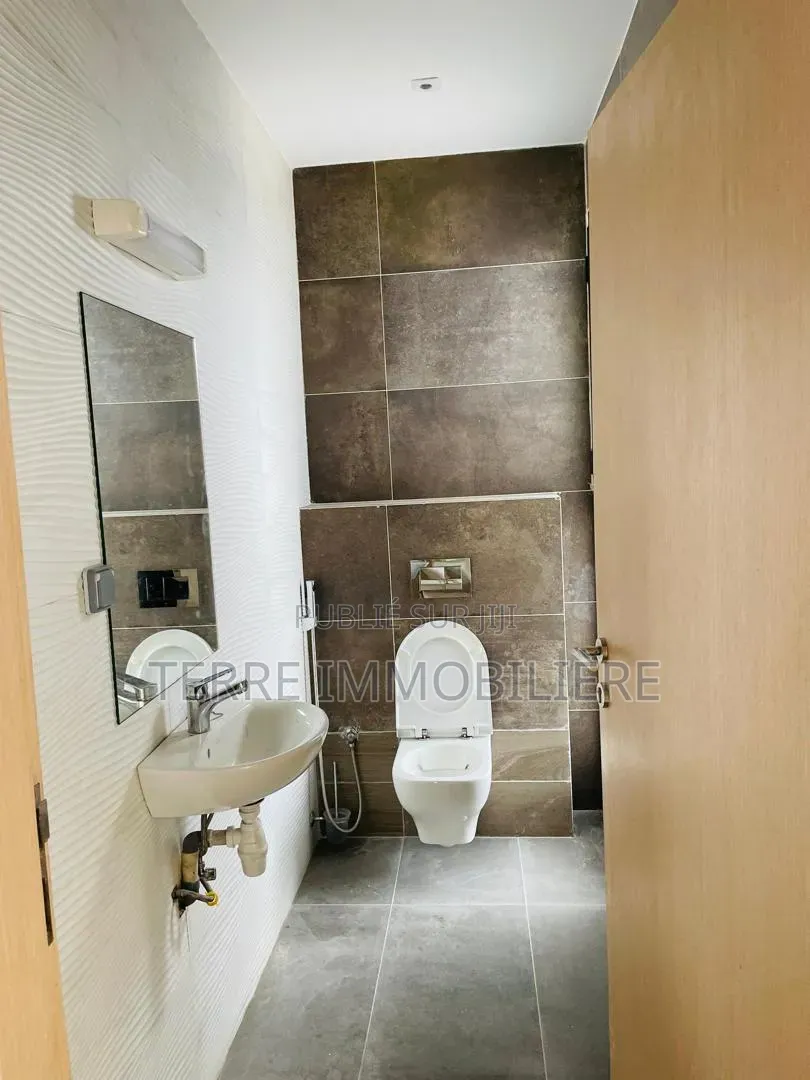 4chbre Duplex dans La Terre Immobilière, Cocody à Louer