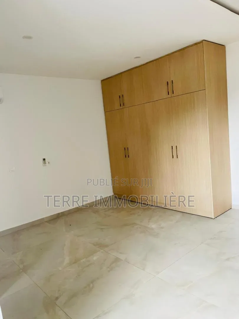 4chbre Duplex dans La Terre Immobilière, Cocody à Louer