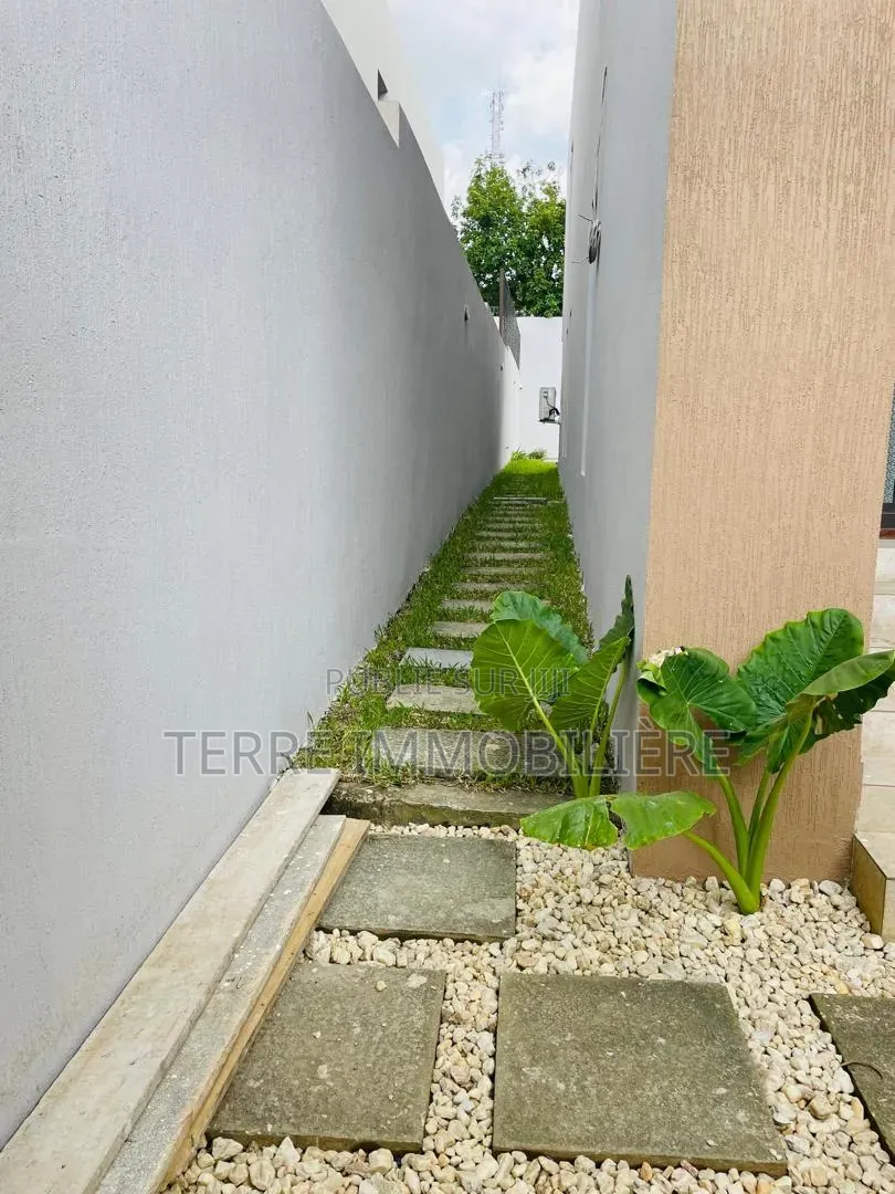 4chbre Duplex dans La Terre Immobilière, Cocody à Louer