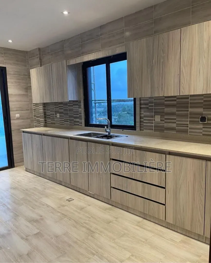 3chbre Appartement dans La Terre Immobilière, Cocody à Louer
