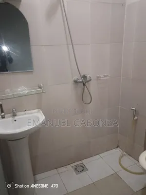 1chbre Appartement dans Gabonza, Cocody à Louer