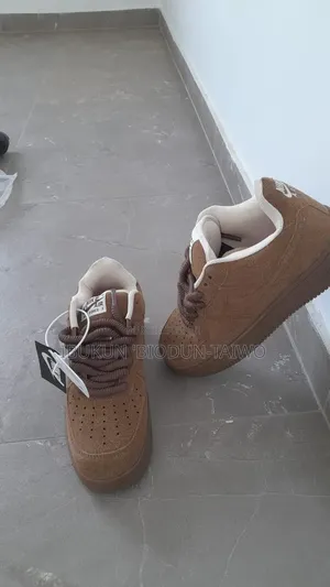 Chaussures Nike Air Force 1 Marron