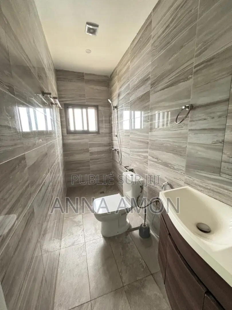 3chbre Appartement dans Souraley Properties, Cocody à Louer