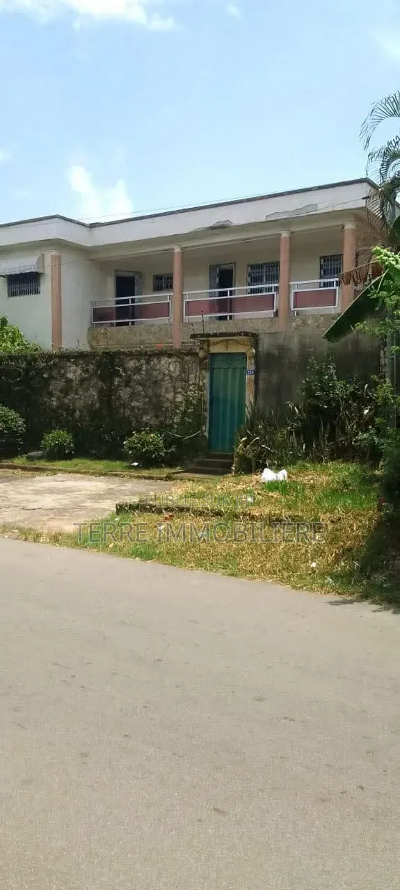 6chbre Villa dans La Terre Immobilière, Cocody à Louer
