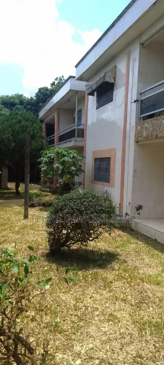 6chbre Villa dans La Terre Immobilière, Cocody à Louer