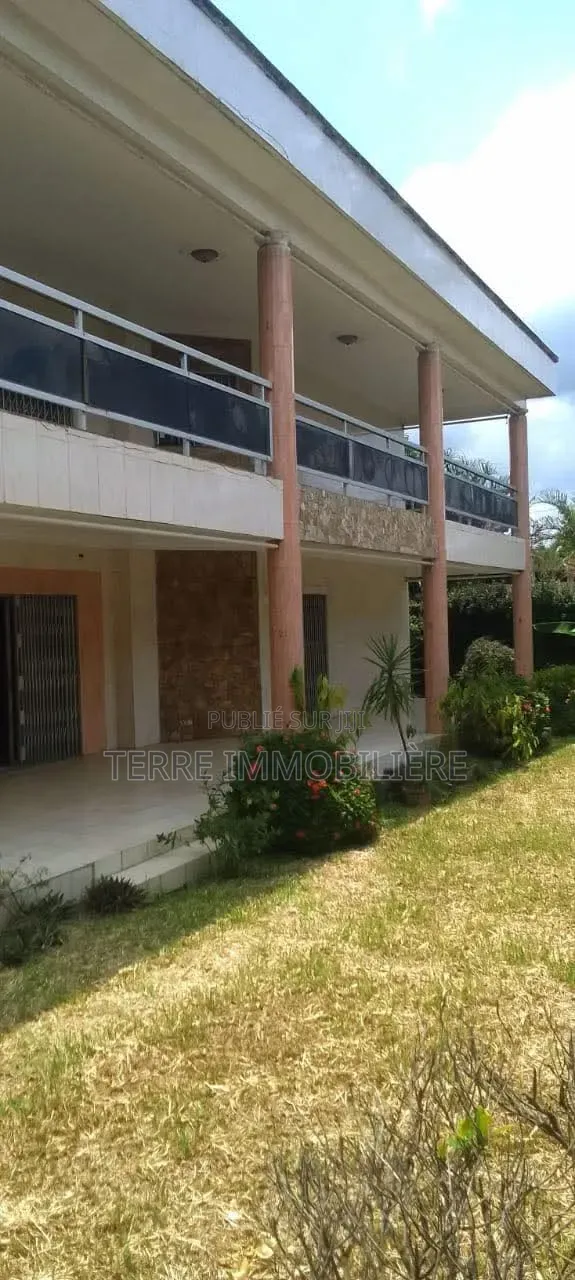6chbre Villa dans La Terre Immobilière, Cocody à Louer