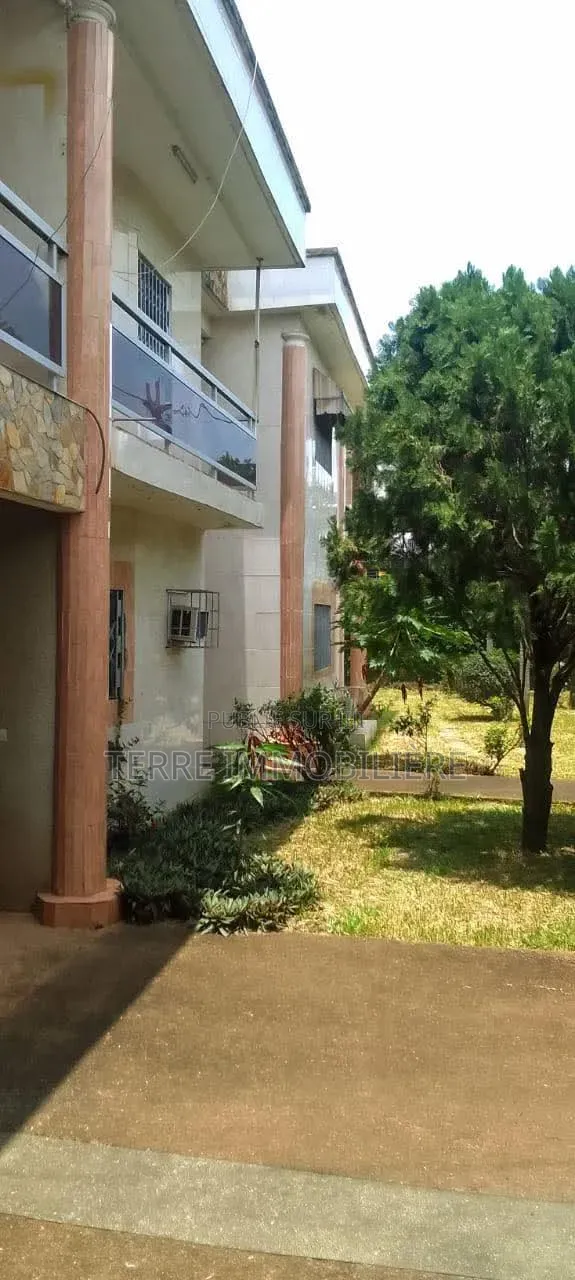 6chbre Villa dans La Terre Immobilière, Cocody à Louer