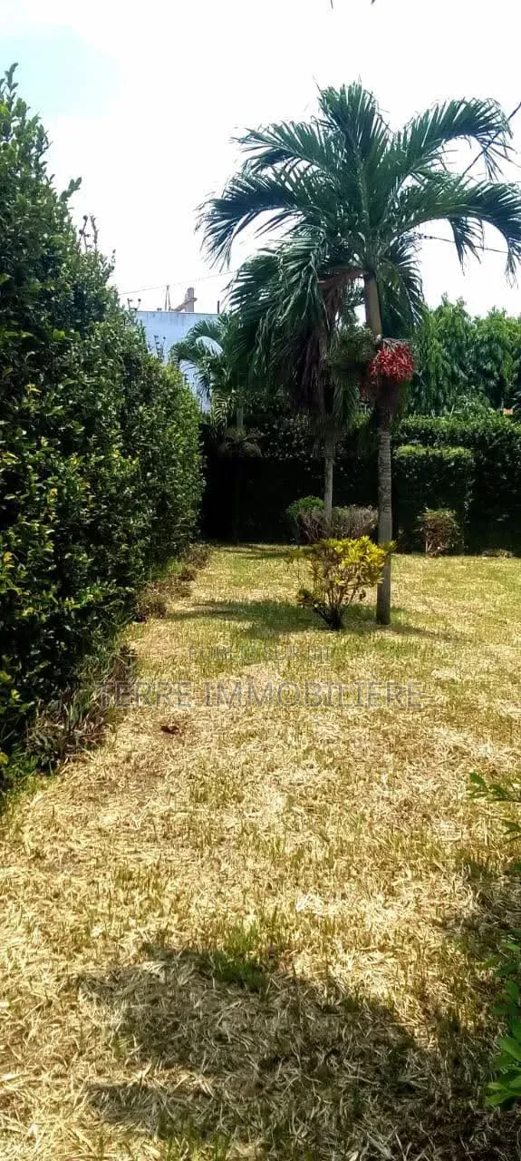 6chbre Villa dans La Terre Immobilière, Cocody à Louer