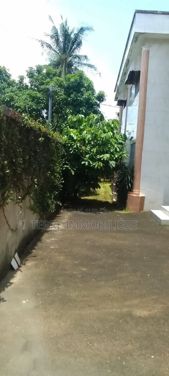 6chbre Villa dans La Terre Immobilière, Cocody à Louer