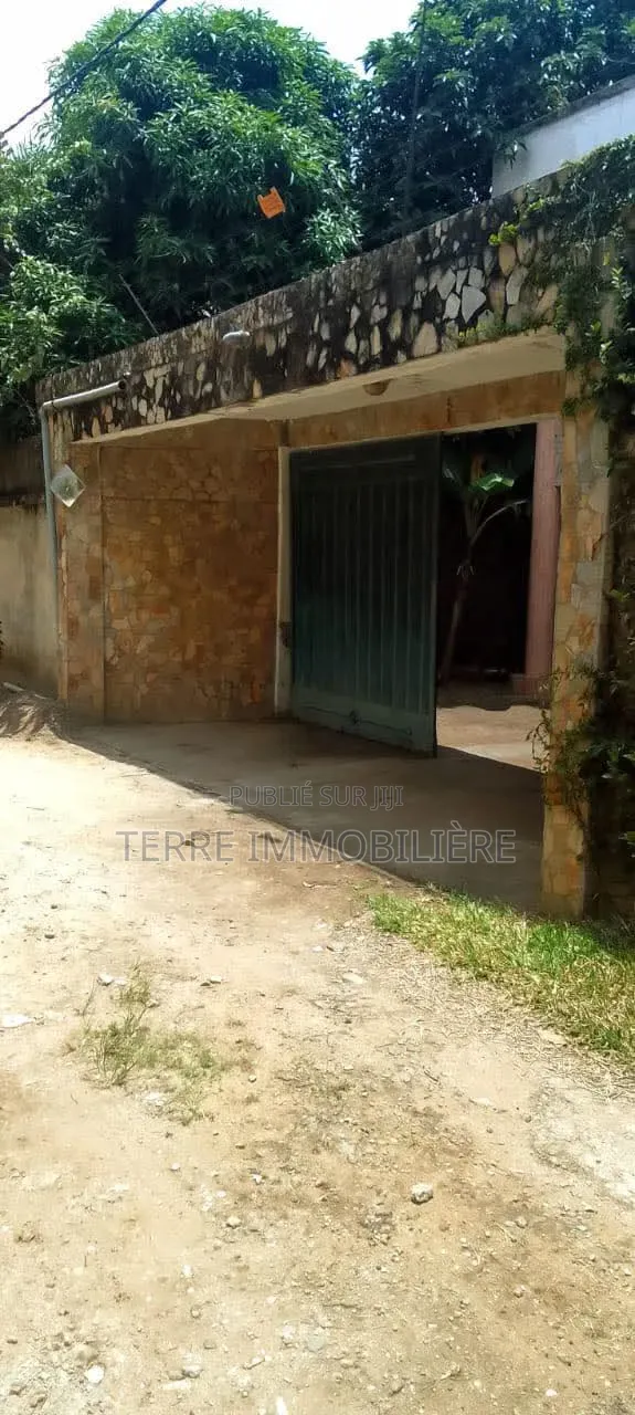 6chbre Villa dans La Terre Immobilière, Cocody à Louer