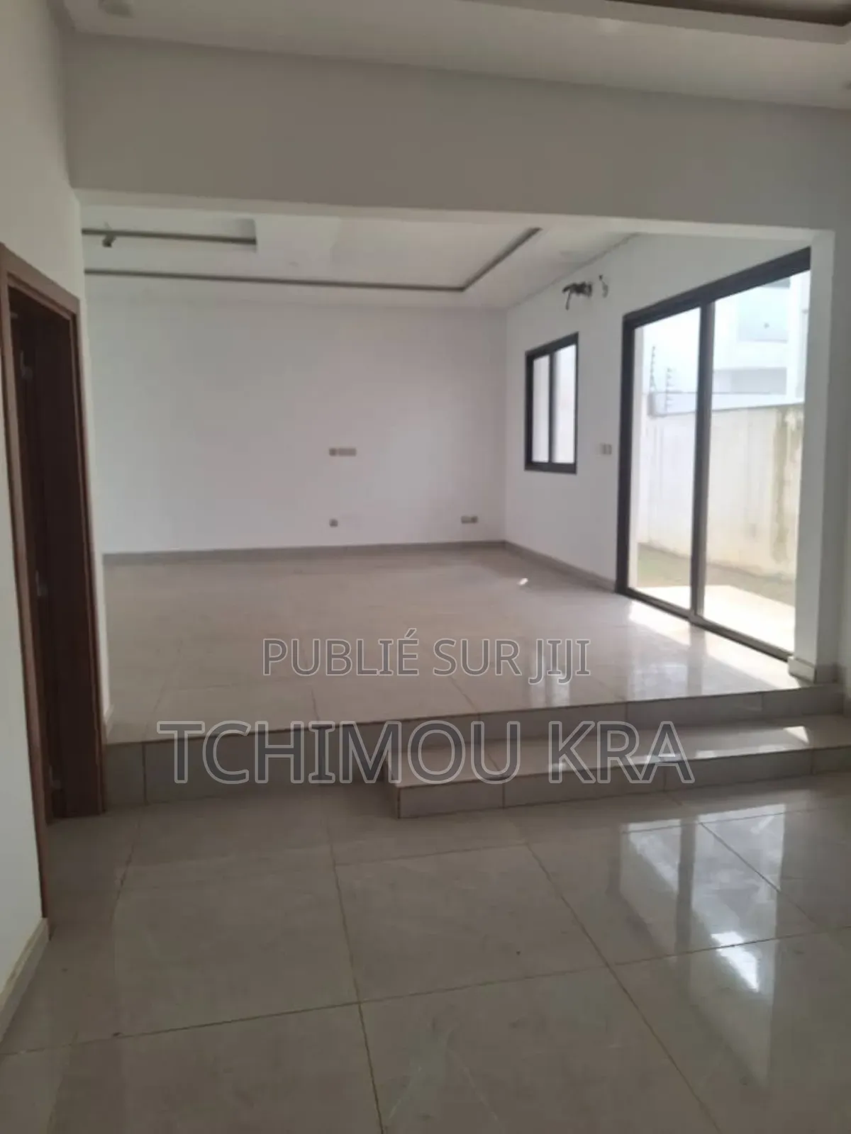 5chbre Duplex dans Mr Kimou, Cocody à Vendre