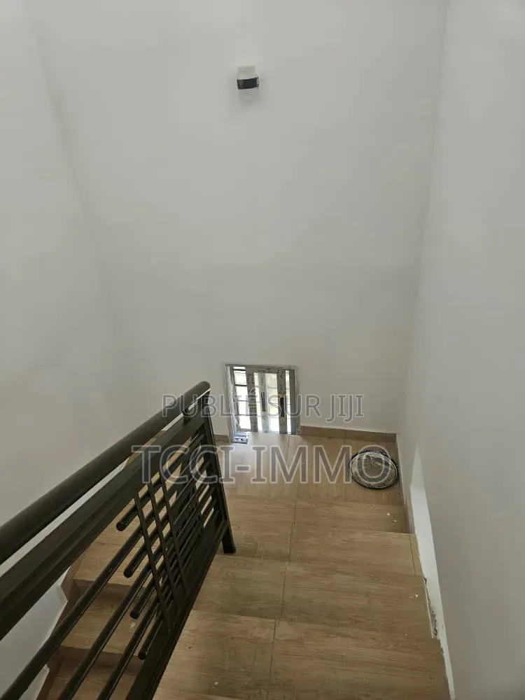 4chbre Villa dans Tcci Sarl, Cocody à Louer