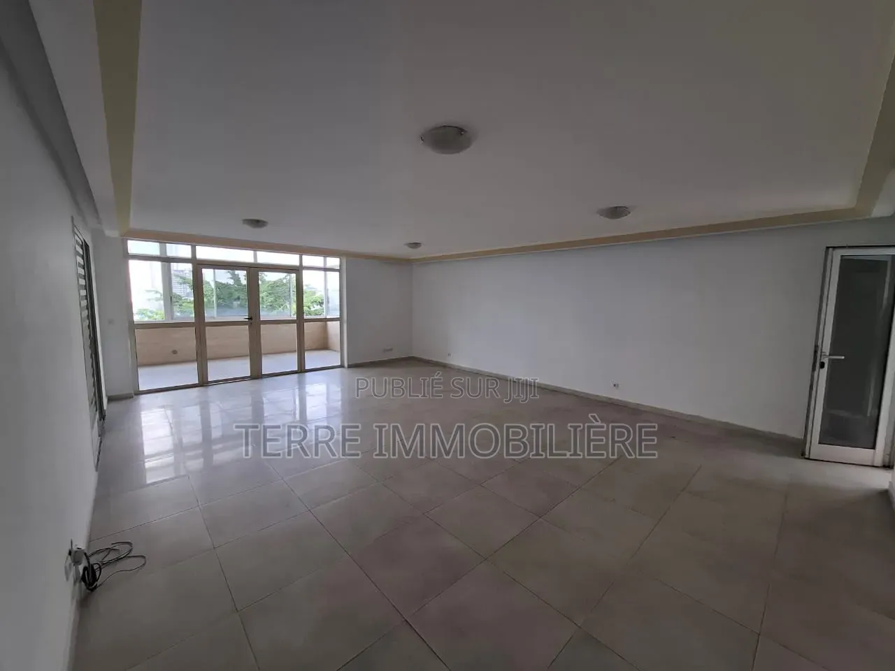 3chbre Appartement dans La Terre Immobilière, Cocody à Louer