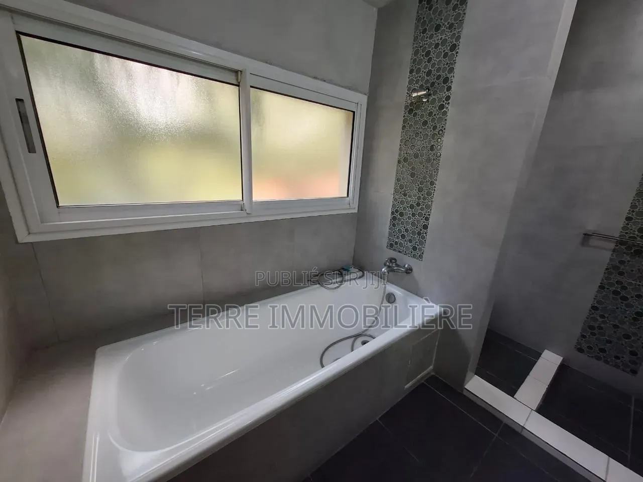 3chbre Appartement dans La Terre Immobilière, Cocody à Louer