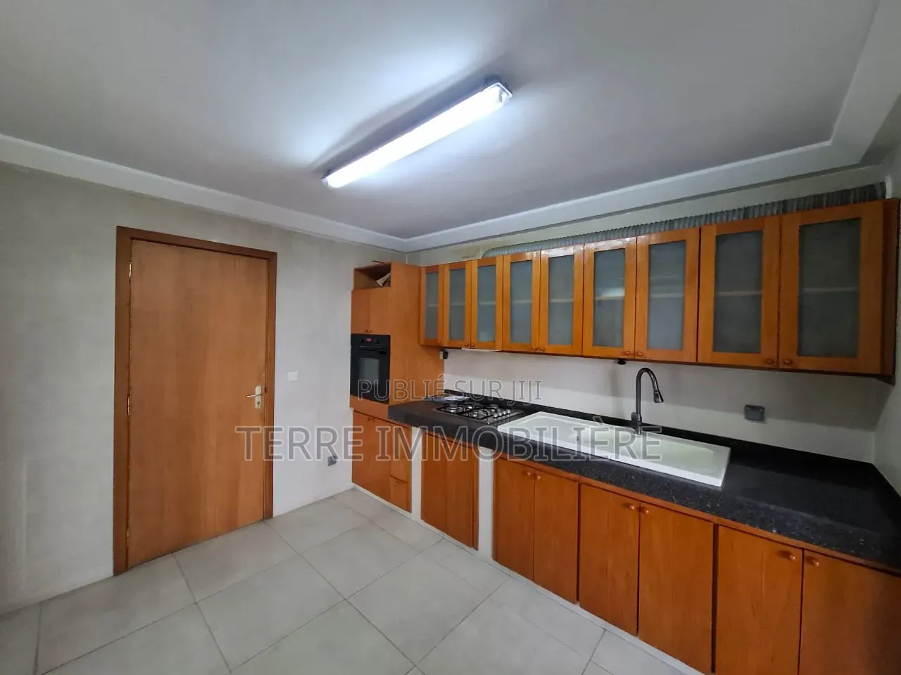 3chbre Appartement dans La Terre Immobilière, Cocody à Louer