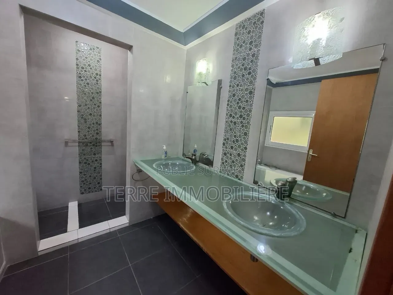 3chbre Appartement dans La Terre Immobilière, Cocody à Louer