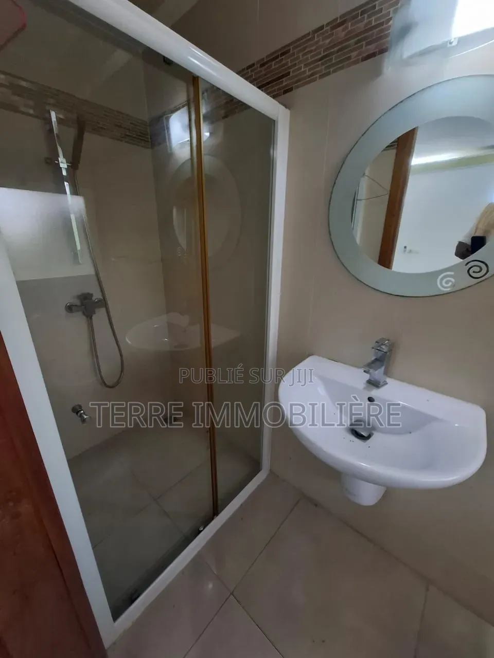 3chbre Appartement dans La Terre Immobilière, Cocody à Louer