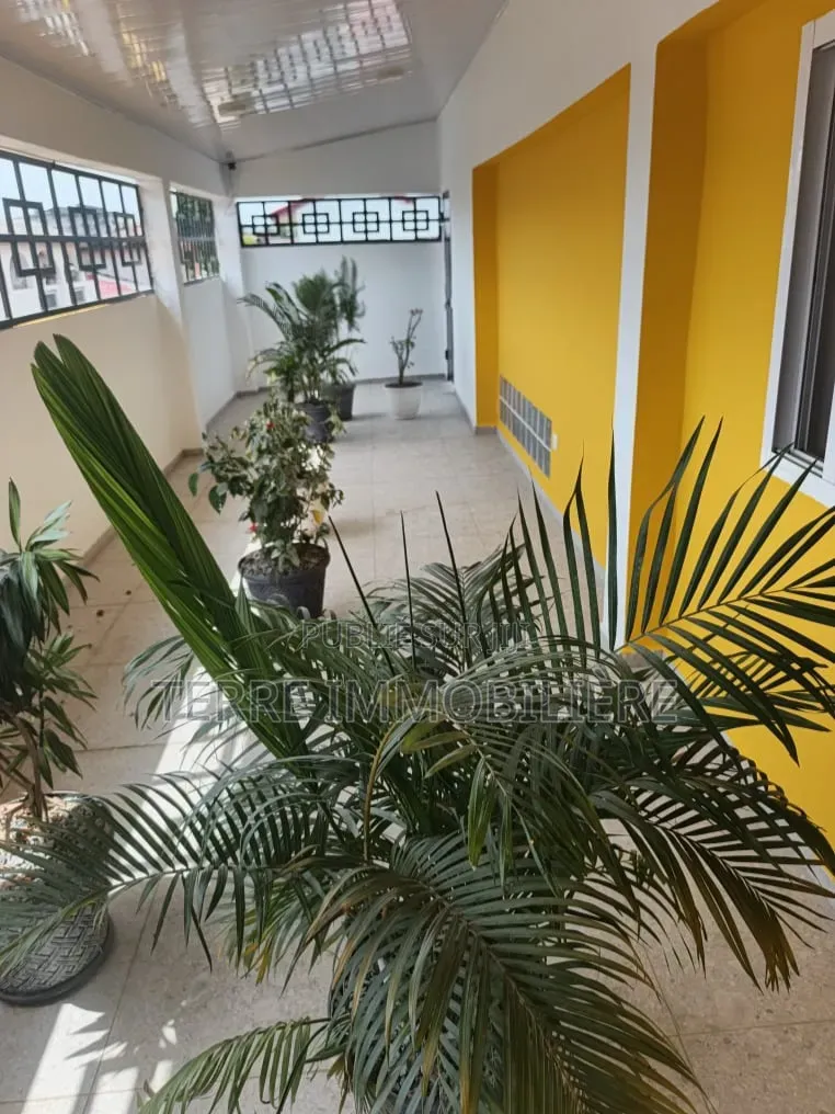 3chbre Villa dans La Terre Immobilière, Cocody à Vendre