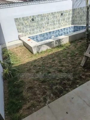 3chbre Villa dans La Terre Immobilière, Cocody à Vendre