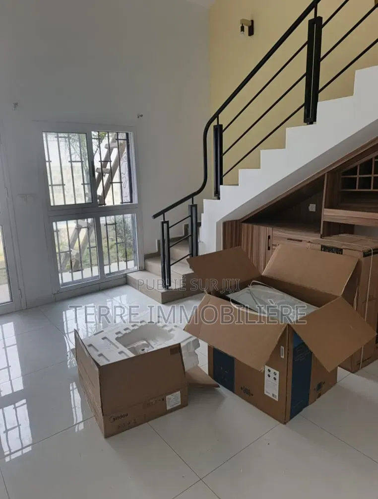 3chbre Villa dans La Terre Immobilière, Cocody à Vendre