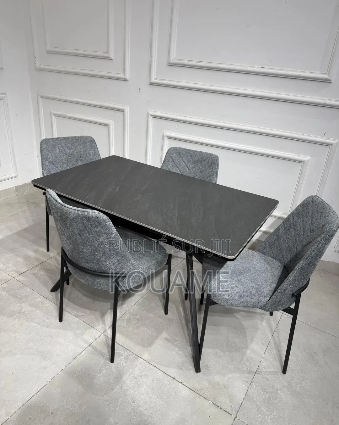 Table De Salle À Manger Neuf Disponible