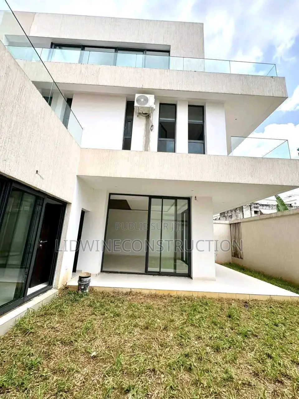 8chbre Duplex dans Grand-Bassam à Vendre