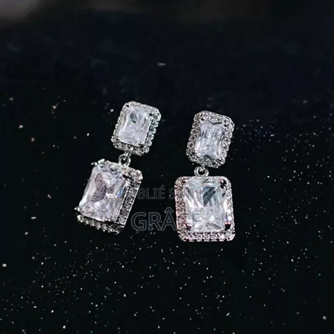 Boucle d'Oreille en Forme De Diamant Blanc Carré