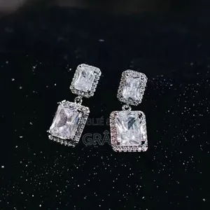 Boucle d'Oreille en Forme De Diamant Blanc Carré