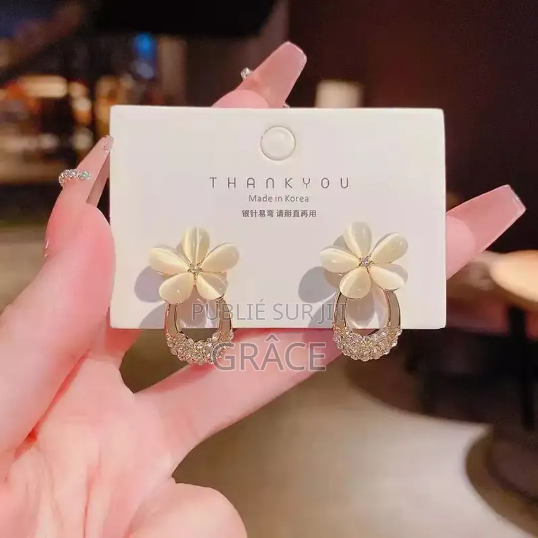 Boucle d'Oreille Élégante Design en Fleur