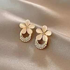 Boucle d'Oreille Élégante Design en Fleur