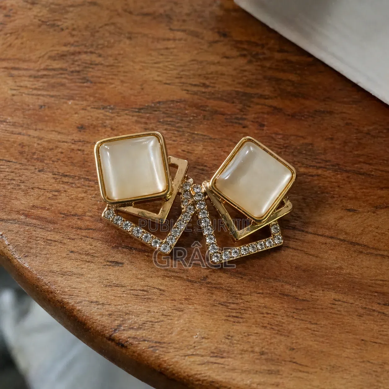 Boucles d'Oreilles Carré Avec Motif Triangle