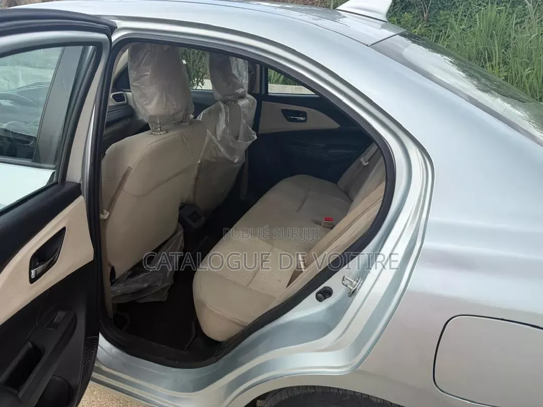 Suzuki Dzire 2025 Gris