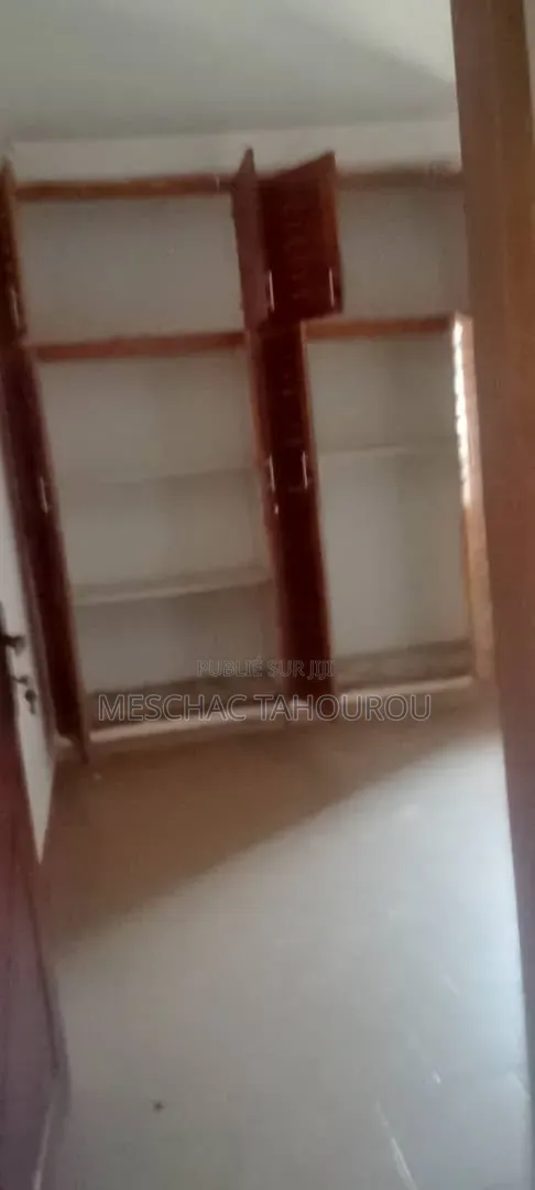 1chbre Maison dans Meschac Immobilier, Yopougon à Louer