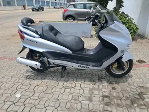 Nouveau Yamaha Majesty 2022 Gris