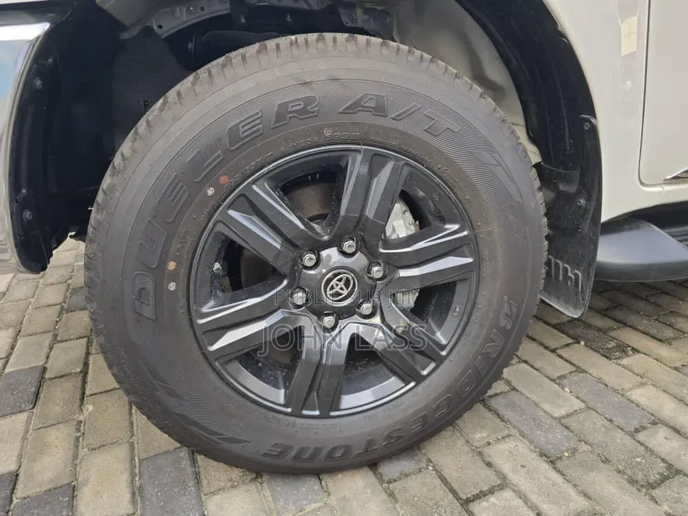 Nouveau Toyota Hilux 2025 Bordeaux