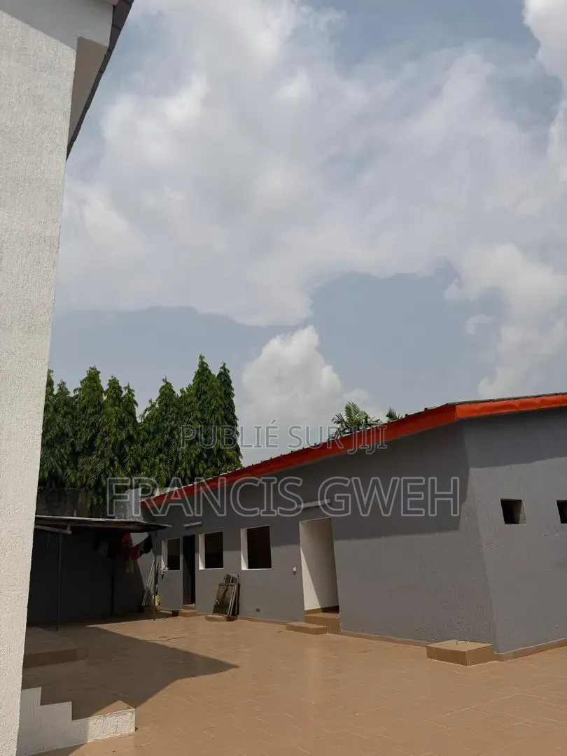 6chbre Duplex dans Francis Gweh, Cocody à Louer