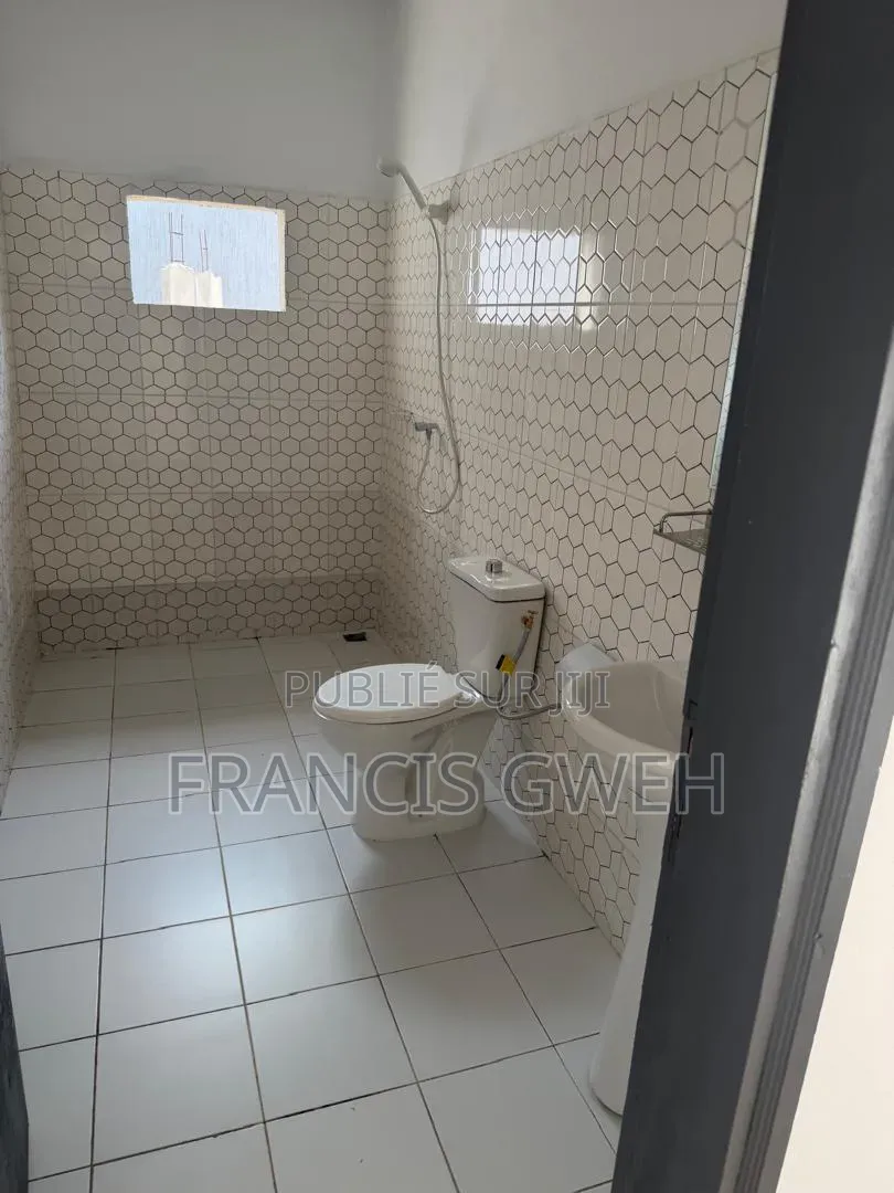 6chbre Duplex dans Francis Gweh, Cocody à Louer