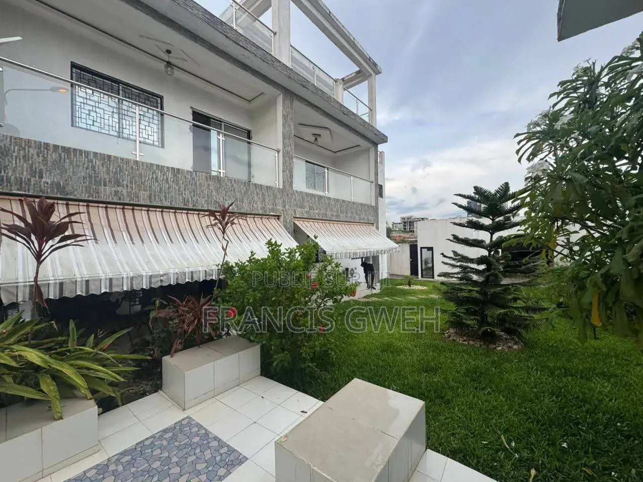 5chbre Duplex dans Francis Gweh, Cocody à Louer