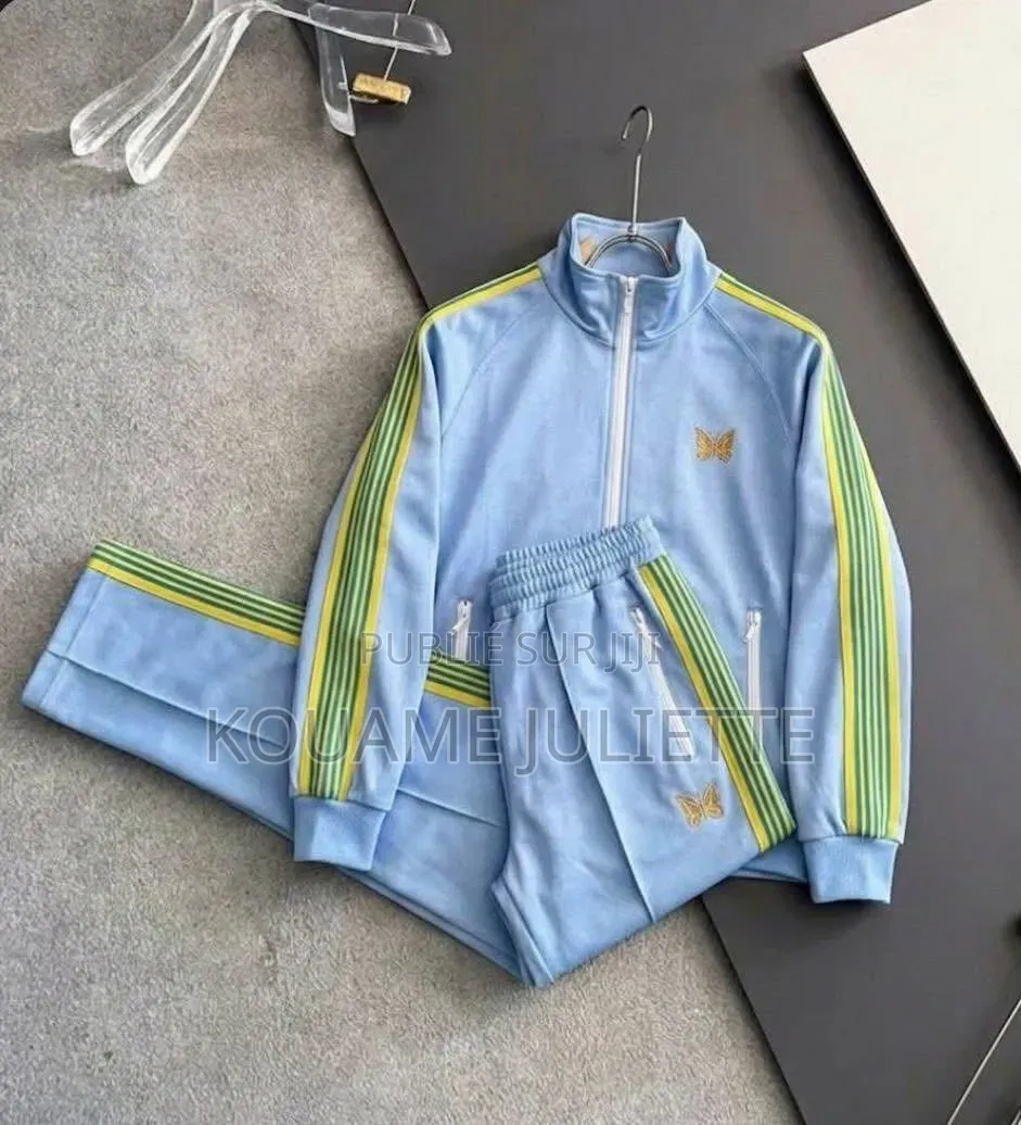 Vente Des Vêtements Et Les Articles