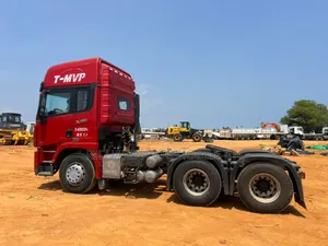 9 Tracteurs Shacman en Vente