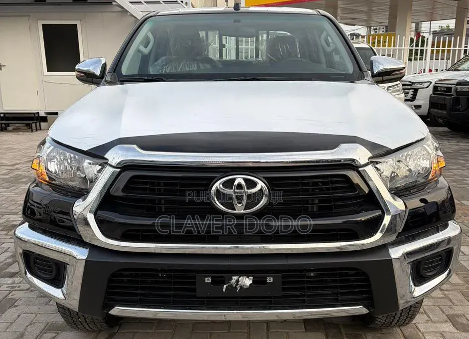 Nouveau Toyota Hilux 2025 Noir