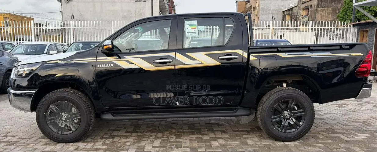 Nouveau Toyota Hilux 2025 Noir