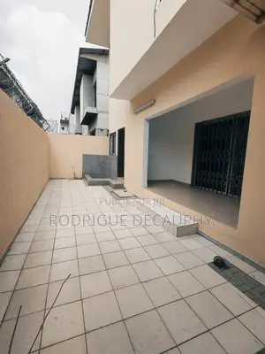 4chbre Duplex dans Villa Duplex, Cocody à Vendre