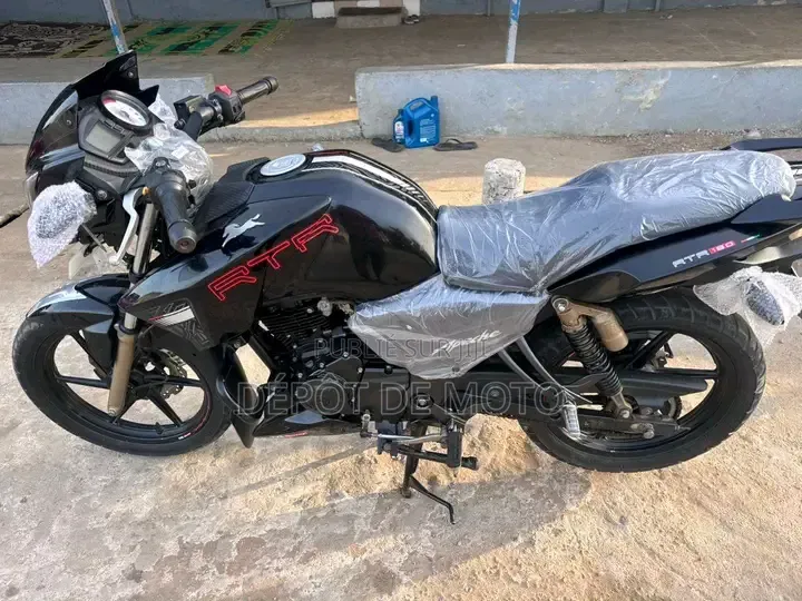 Nouveau TVS Apache 180 RTR 2025 Noir